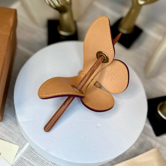 EUC Rare Louis Vuitton Burgundy Monogram Vernis Conte de Fees Butterfly Hair Pin - Picture 13 of 17